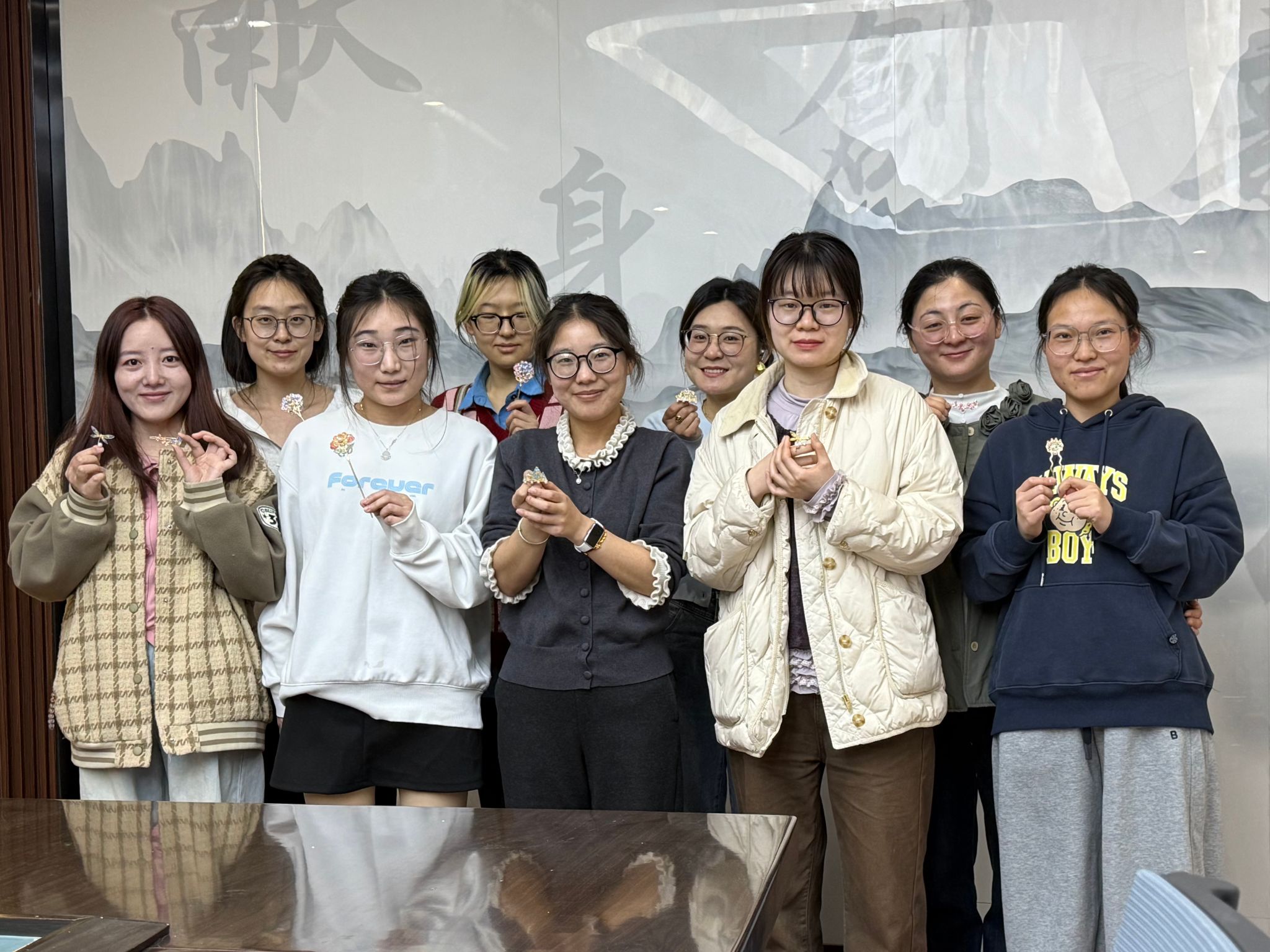 化学学院开展第七期“研”途加油站系列活动——“非遗体验·螺钿手作体验”