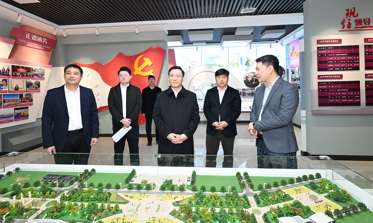 田辉到物理学院、化学学院调研