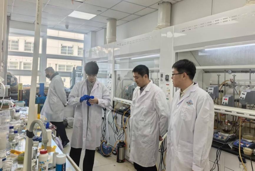 化学学院召开假期安全工作会议并开展实验室安全检查