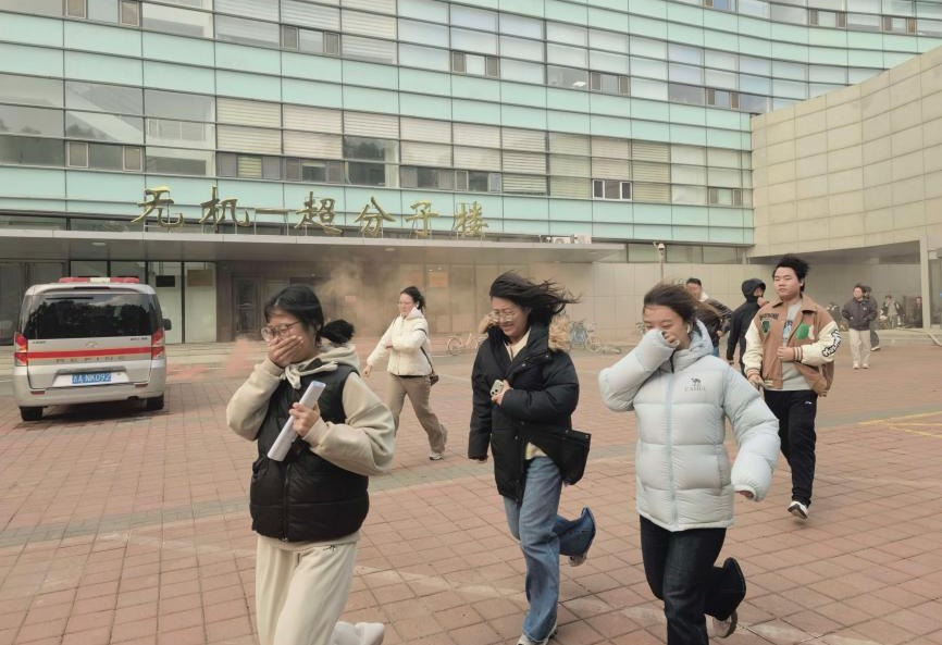化学学院举行2026年秋季学期消防安全知识讲座暨应急疏散演练、消防器材培训活动