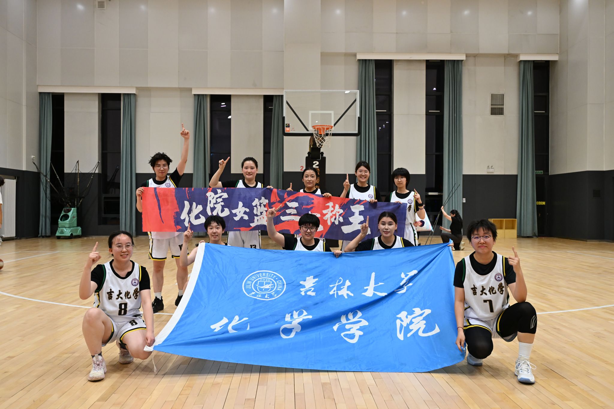 三连冠！化学学院女篮再捧“院系杯”冠军奖杯