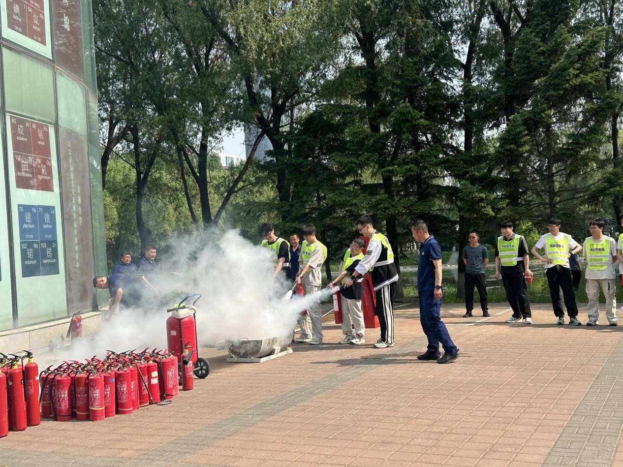 化学学院举办2025年度疏散逃生和消防灭火演练活动