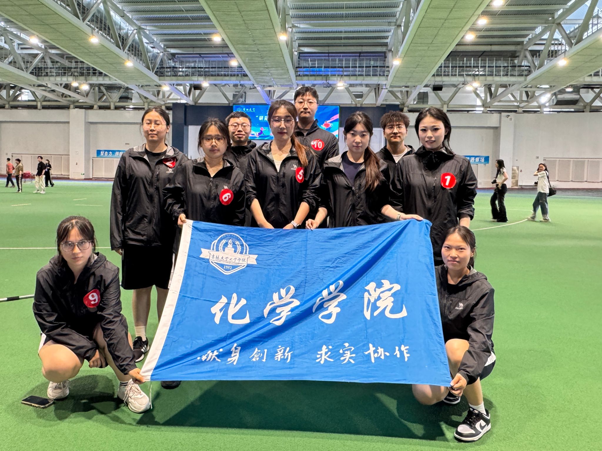 化学学院积极参与吉林大学“研冠杯”首届趣味运动会