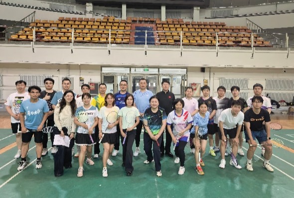 化学学院举办“学院杯”羽毛球比赛